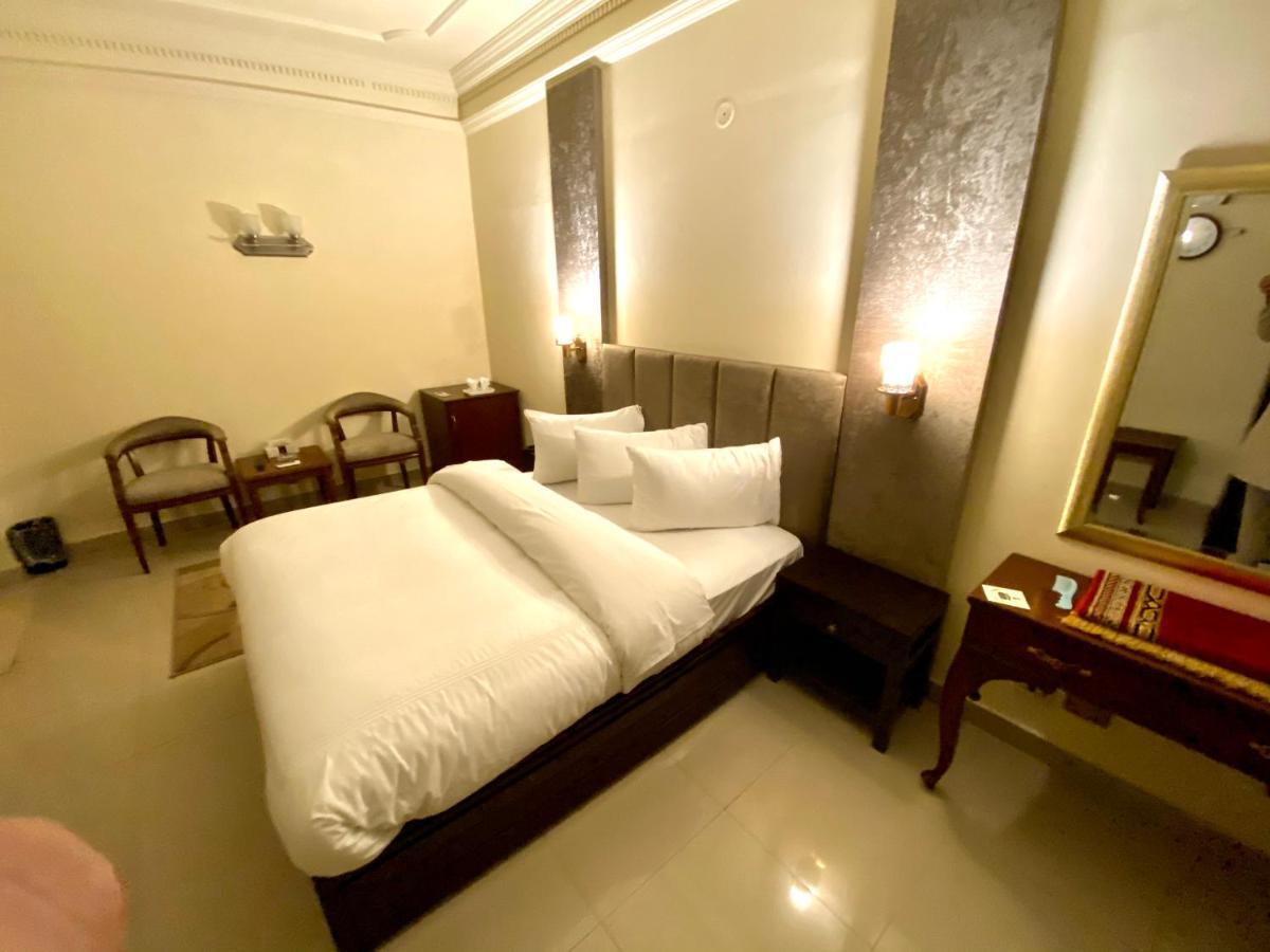 Shelton'S Rezidor House Hotel Pesavar Kültér fotó