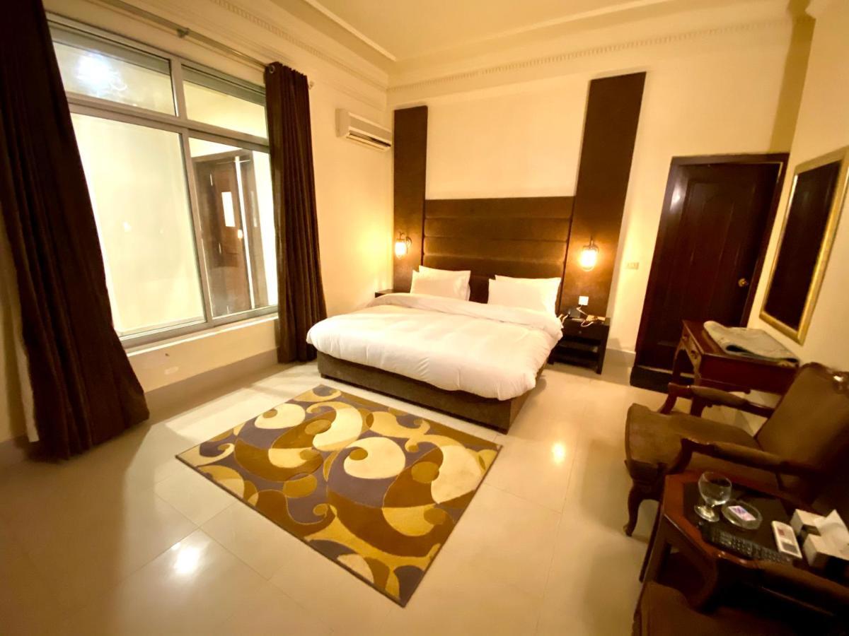 Shelton'S Rezidor House Hotel Pesavar Kültér fotó